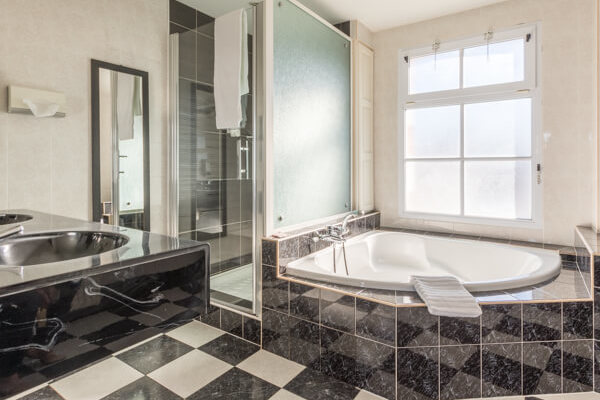 Salle de bain n°2 chambre double prestige hôtel touristique et professionnel à Challans