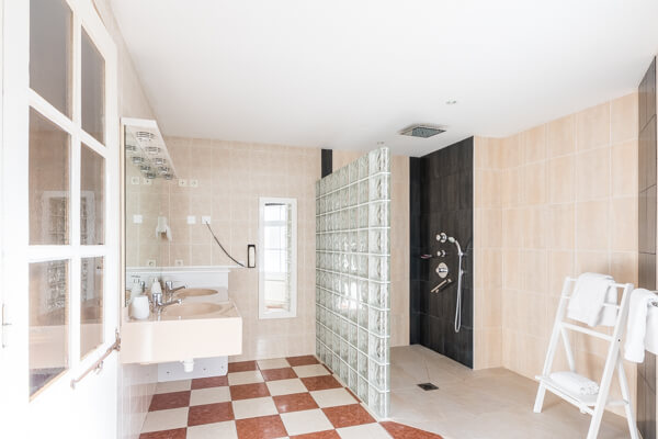 Salle de bain chambre double prestige hôtel touristique et professionnel à Challans