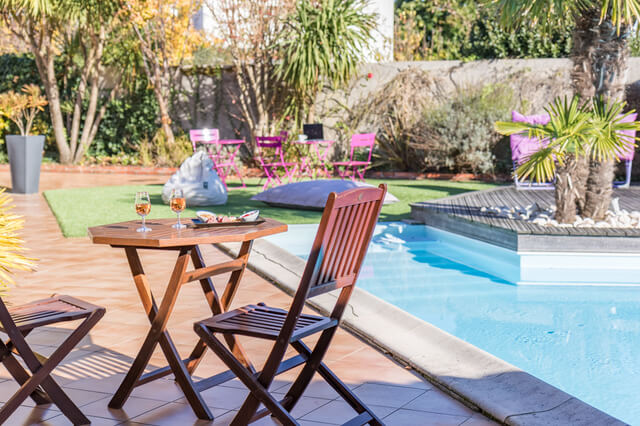 Terrasse piscine exterieur hôtel touristique professionnel à Challans